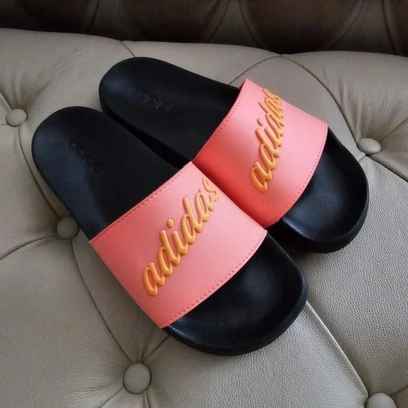 ❤️HOST PICK❤️ Adidas Slides Adilette Coral Black size 8 - Picture 1 of 7